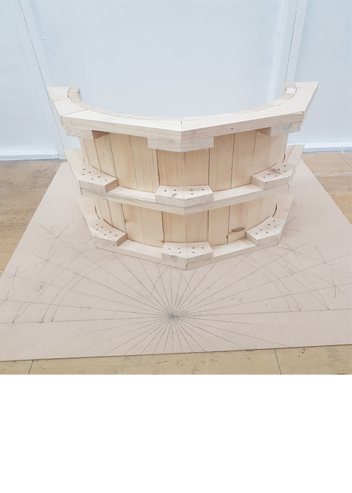 거푸집설치&nbsp;및&nbsp;해체에&nbsp;대한&nbsp;지식을&nbsp;토대로&nbsp;합판,&nbsp;각재,&nbsp;판재&nbsp;
등으로&nbsp;거푸집&nbsp;널을&nbsp;제작,&nbsp;설치,&nbsp;해체하는&nbsp;능력을&nbsp;교육하는&nbsp;과정