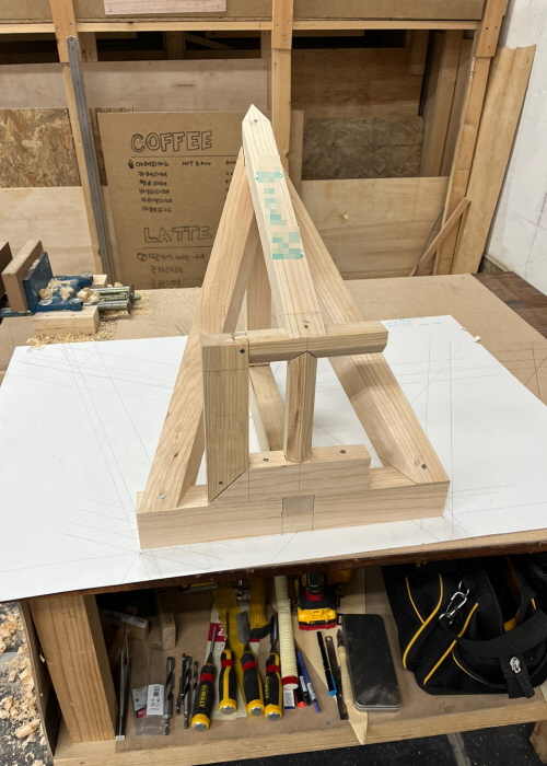 각종&nbsp;수공구와&nbsp;목공기계를&nbsp;활용하여&nbsp;다양한&nbsp;목구조의
골조구성과&nbsp;이음,&nbsp;맞춤&nbsp;등의&nbsp;목공&nbsp;작업능력을&nbsp;교육하는&nbsp;과정