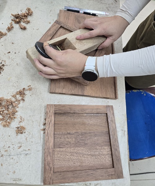 국가직무능력표준(NCS)에&nbsp;기반한&nbsp;과정평가형&nbsp;교육으로
가구&nbsp;설계,&nbsp;가공,&nbsp;조립,&nbsp;마감까지&nbsp;전&nbsp;공정을&nbsp;실습&nbsp;중심으로&nbsp;학습하여
평가&nbsp;이수&nbsp;시&nbsp;가구제작산업기사&nbsp;자격을&nbsp;취득하는&nbsp;과정